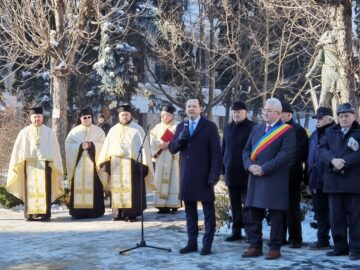 Ceremonii la împlinirea a 635 de ani de atestare documentară a Sucevei, în dreptul statuii domnitorului Petru I Mușat