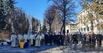 Ceremonii la împlinirea a 635 de ani de atestare documentară a Sucevei, în dreptul statuii domnitorului Petru I Mușat