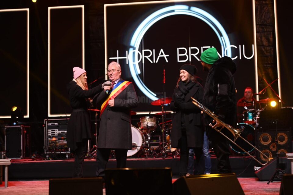 Primarul Ion Lungu i-a luat locul de pe scenă lui Horia Brenciu, care se afla jos, alături de public, recunoscand ulterior că a fost o regie