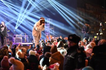 Vedeta online Iuliana Beregoi a atras un public numeros, foarte tânăr și foarte activ la concertele de aniversare a 635 de ani de atestare documentara a Sucevei