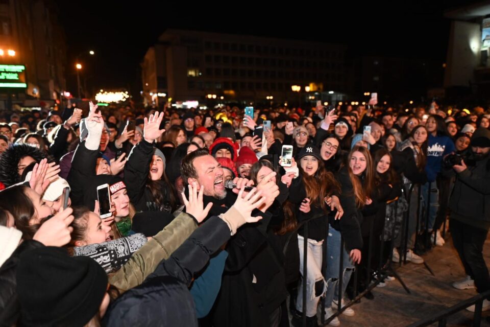 Horia Brenciu, împreună cu publicul entuziasmat din Suceava