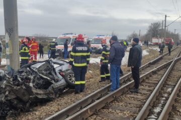 Două femei decedate și doi copii în stare gravă, după ce mașina cu care circulau a fost lovită de tren