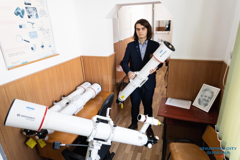 Laboratorul de fizică al Colegiului Național „Ștefan cel Mare” Suceava a fost dotat cu 4 telescoape performante BRESSER Messier