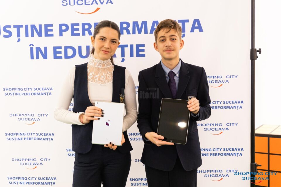 Rafaela Barac Bologa și David Palaghianu, medaliați cu aur la prima ediție a Olimpiadei Internaționale de Astronomie pentru Juniori