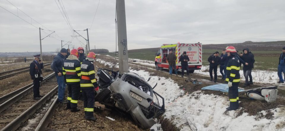 Două femei decedate și doi copii în stare gravă, după ce mașina cu care circulau a fost lovită de tren