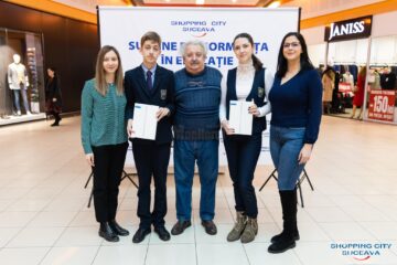 Rafaela Barac Bologa și David Palaghianu, cu profesorul Sorin Golda și reprezentanții Shopping City Suceava