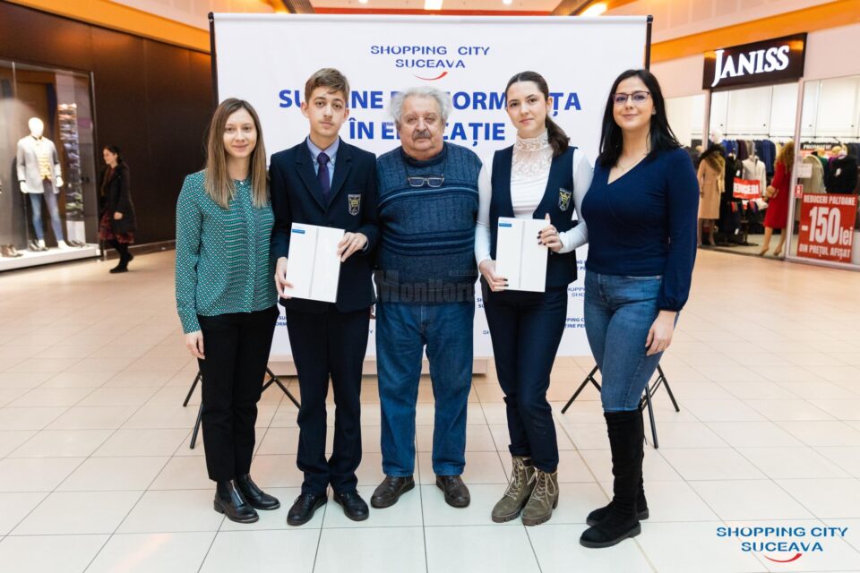 Rafaela Barac Bologa și David Palaghianu, cu profesorul Sorin Golda și reprezentanții Shopping City Suceava