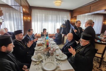 Medaliile și diplomele aniversare au fost înmânate de primarul Sucevei, Ion Lungu, fiecărui invitat în parte