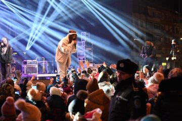 Vedeta online Iuliana Beregoi a atras un public numeros, foarte tânăr și foarte activ la concertele de aniversare a 635 de ani de atestare documentara a Sucevei