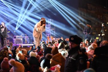 Vedeta online Iuliana Beregoi a atras un public numeros, foarte tânăr și foarte activ la concertele de aniversare a 635 de ani de atestare documentara a Sucevei