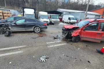 Femeie rămasă încarcerată în mașină după un accident petrecut în Suceava