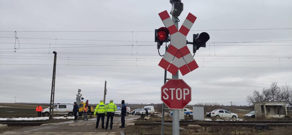 Trecerea la nivel cu sisteme acustice și luminoase la care s-a petrecut tragedia de luni Trecerea la nivel cu sisteme acustice și luminoase la care s-a petrecut tragedia de luni