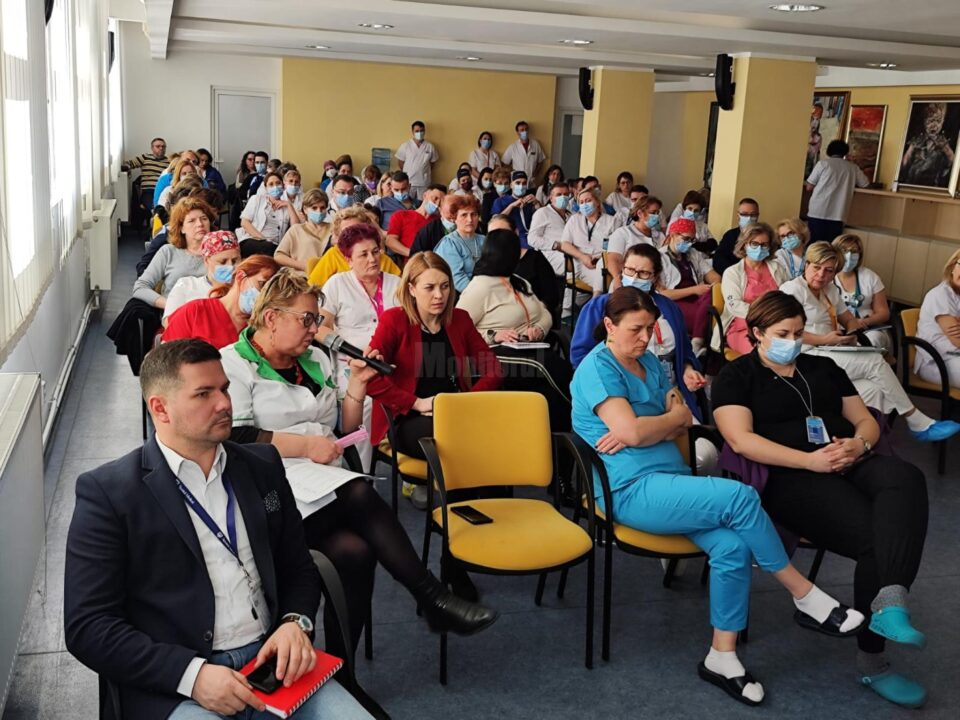 Medicii din spitalul județean, față în față cu comisarul-șef Marius Asmarandei, de la Serviciul Anticorupție