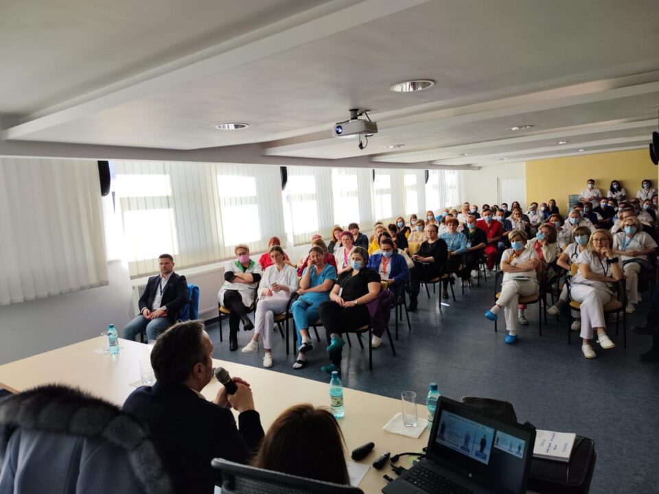 Medicii din spitalul județean, față în față cu comisarul-șef Marius Asmarandei, de la Serviciul Anticorupție