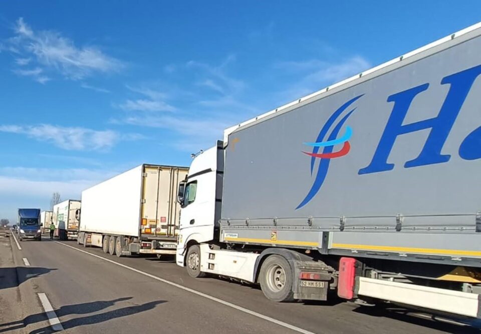 Transportul auto de marfă s-a redus la jumătate