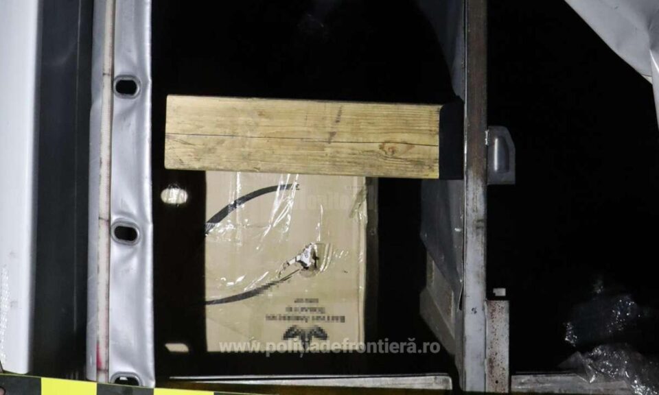Mașină cu țigări de contrabandă în valoare de peste 40.000 de lei, oprită în Rădăuți
