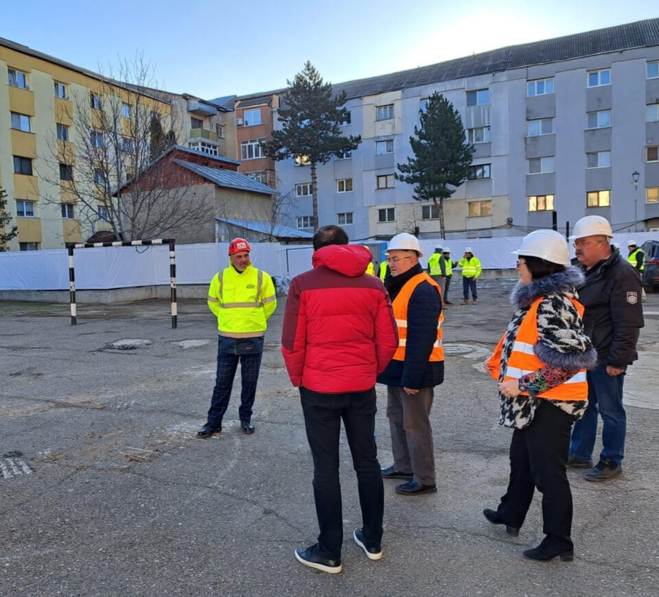Primarul Ion Lungu a dat ordinul de începere a lucrărilor la o nouă sală de sport, pe terenul Școlii Nr. 10 din Burdujeni