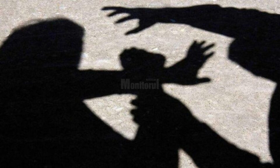 O bătrână din Putna a reclamat la poliție că a fost bătută de fiica sa