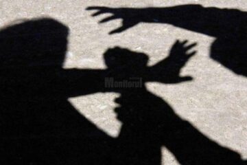 O bătrână din Putna a reclamat la poliție că a fost bătută de fiica sa