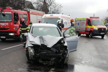 Doi răniți după ce mașina în care se aflau a lovit un parapet la Ilișești