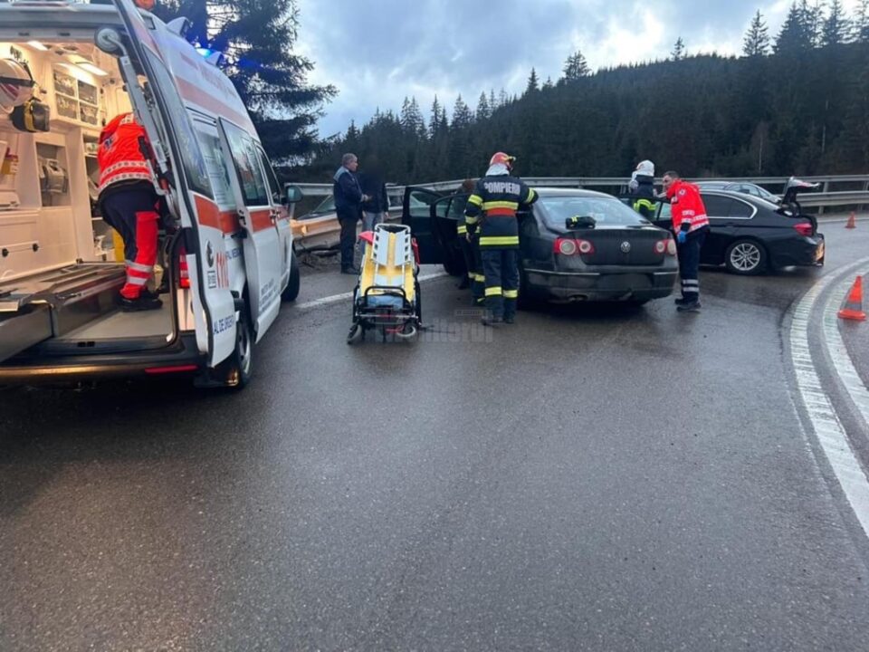 Trei adulți și doi minori au ajuns la spital în urma coliziunii a două mașini în pasul Mestecăniș