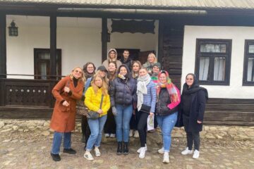 Cei 13 masteranzi francezi care fac practică pedagogică în școli sucevene, încântați de istoria, cultura și tradițiile din Bucovina
