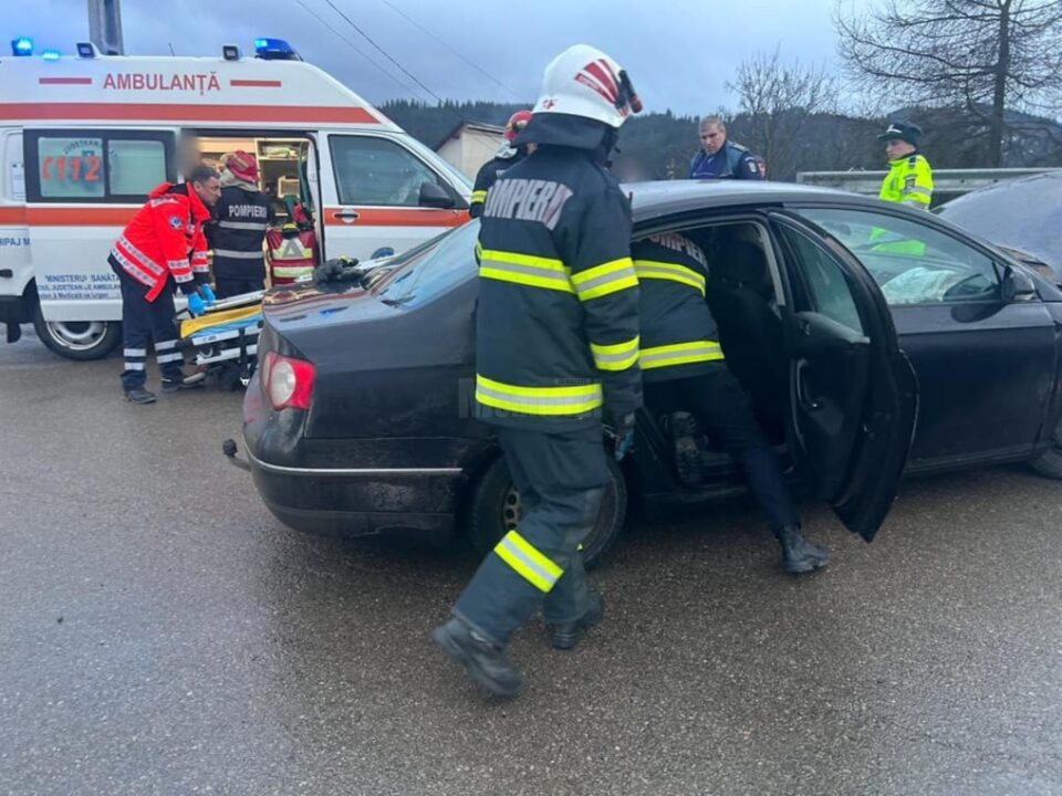Trei adulți și doi minori au ajuns la spital în urma coliziunii a două mașini în pasul Mestecăniș