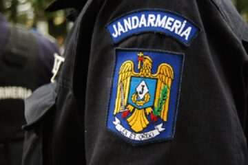 Jandarmii au confiscat peste 10 mc lemn din două mașini oprite în trafic