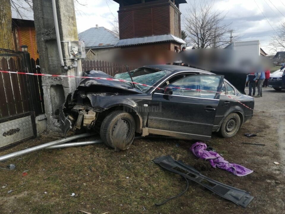 Autoturism intrat într-un stâlp. Cinci oameni au fost preluați de ambulanțe