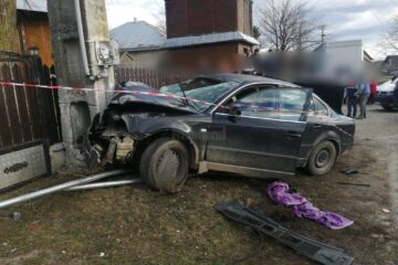 Autoturism intrat într-un stâlp. Cinci oameni au fost preluați de ambulanțe