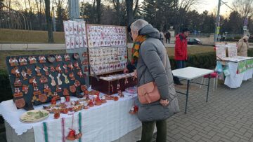 Sâmbătă seara oamenii erau preocupați mai mult de târgul de mărțișor organizat în fața Guvernului