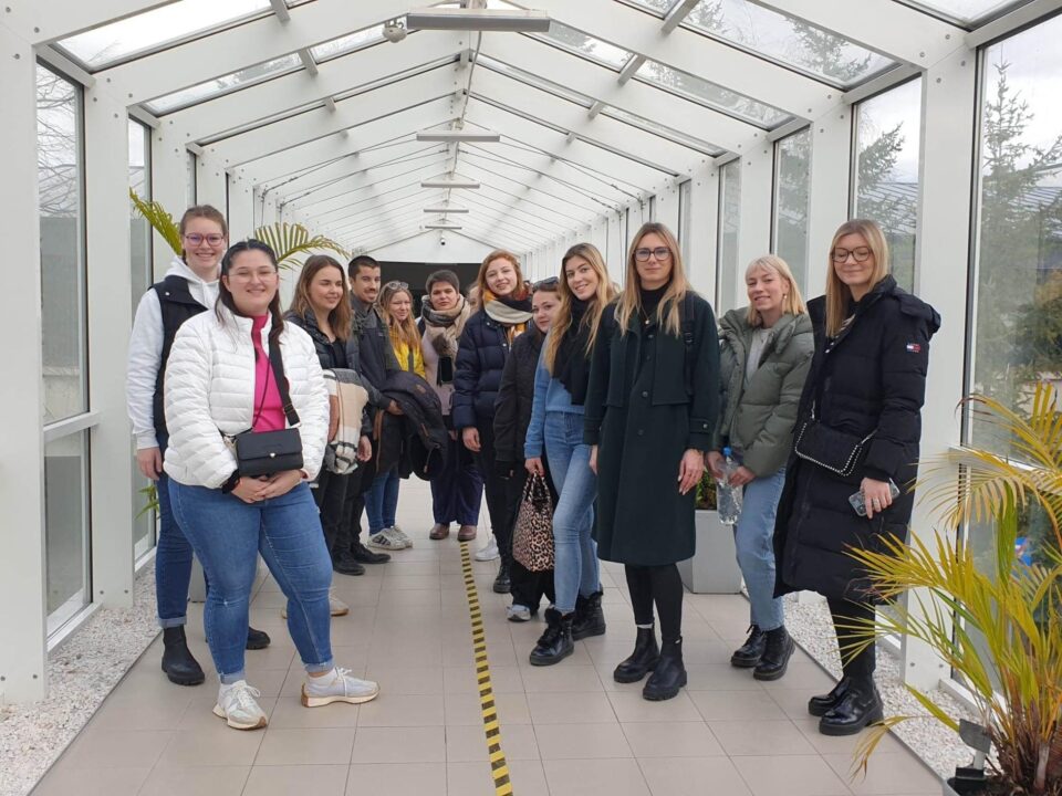 Cei 13 masteranzi francezi care fac practică pedagogică în școli sucevene, încântați de istoria, cultura și tradițiile din Bucovina