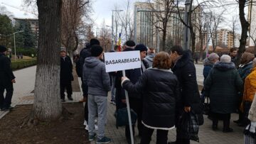 Grupuri de manifestanți care așteptau începerea mitingului