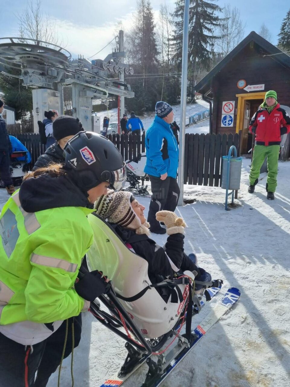 Tabără de schi pentru persoanele cu dizabilități, la Vatra Dornei