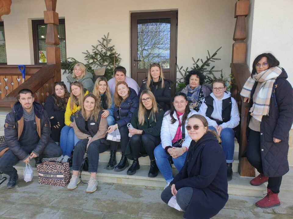 Cei 13 masteranzi francezi care fac practică pedagogică în școli sucevene, încântați de istoria, cultura și tradițiile din Bucovina