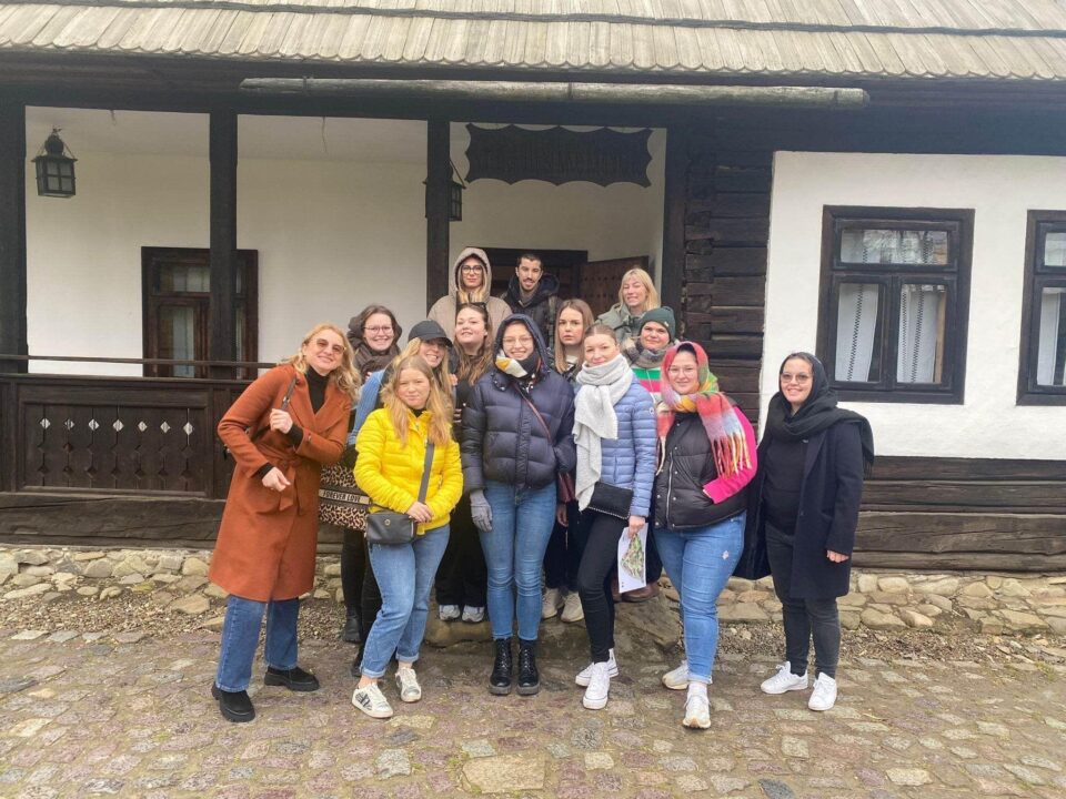 Cei 13 masteranzi francezi care fac practică pedagogică în școli sucevene, încântați de istoria, cultura și tradițiile din Bucovina