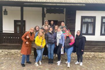 Cei 13 masteranzi francezi care fac practică pedagogică în școli sucevene, încântați de istoria, cultura și tradițiile din Bucovina