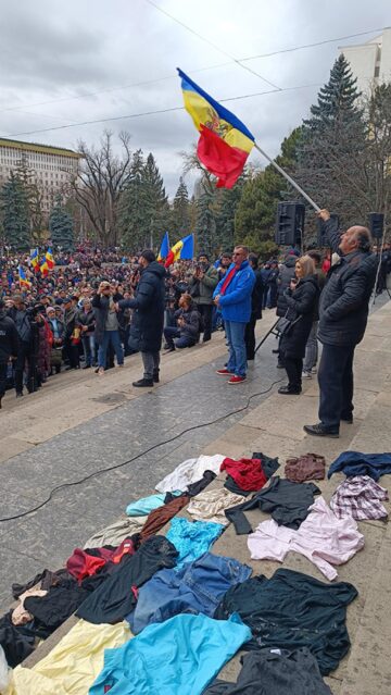Protestatarii spun că sunt nevoiți să își vândă hainele pentru a supraviețui
