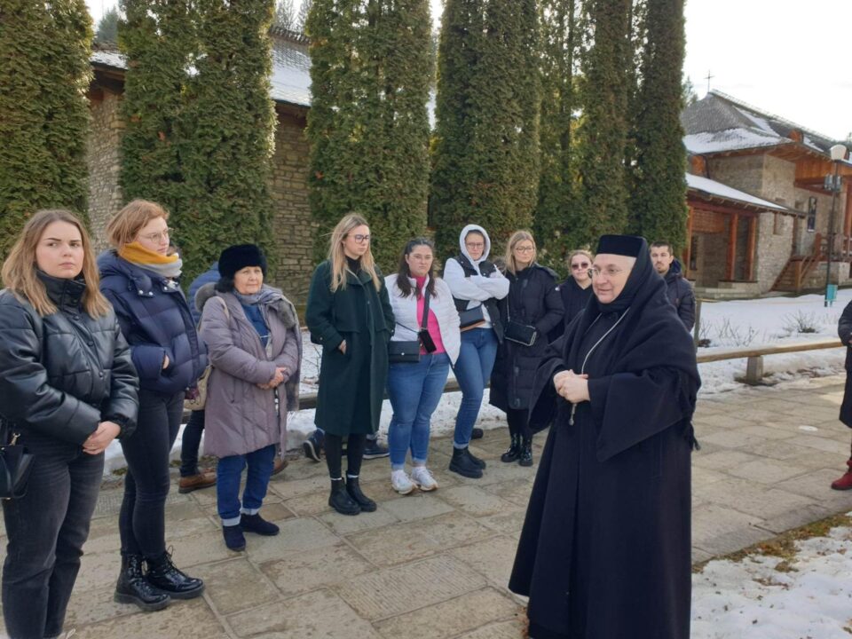 Cei 13 masteranzi francezi care fac practică pedagogică în școli sucevene, încântați de istoria, cultura și tradițiile din Bucovina