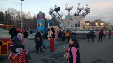 Lebede și personaje din desene animate la târgul din fața Guvernului Republicii Moldova
