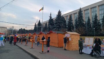 Târgul de mărțișor este organizat chiar în fața clădirii Guvernului