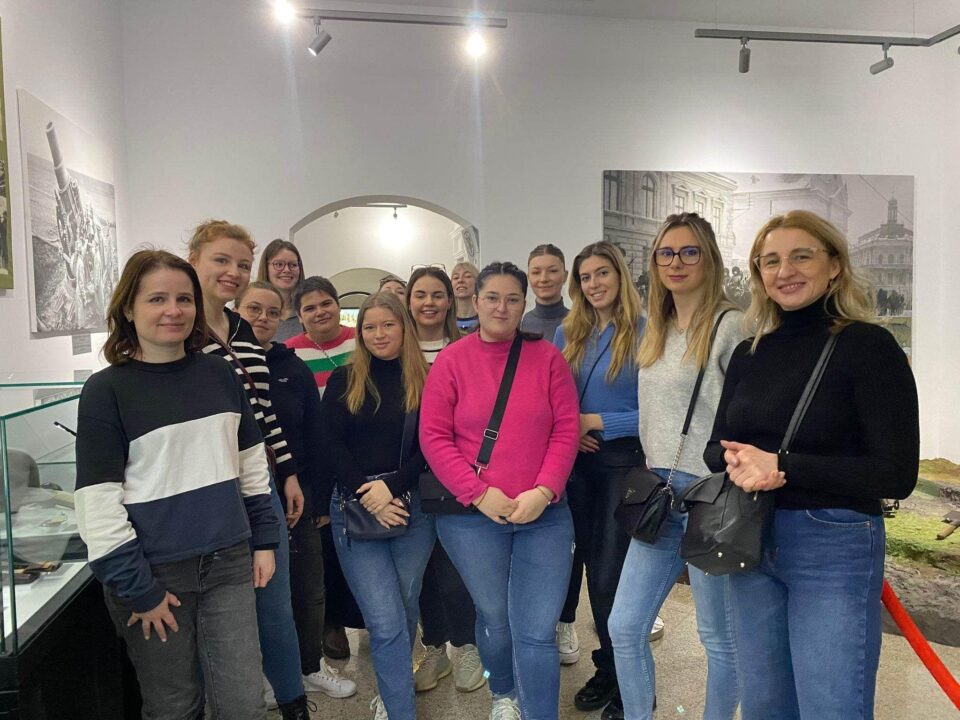 Cei 13 masteranzi francezi care fac practică pedagogică în școli sucevene, încântați de istoria, cultura și tradițiile din Bucovina
