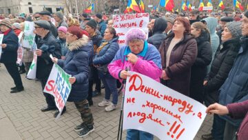Solicitări în limba rusă afișate de demonstranți