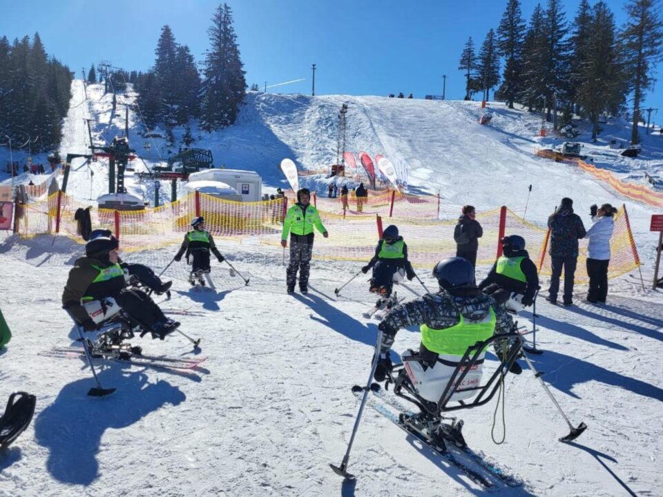 Tabără de schi pentru persoanele cu dizabilități, la Vatra Dornei
