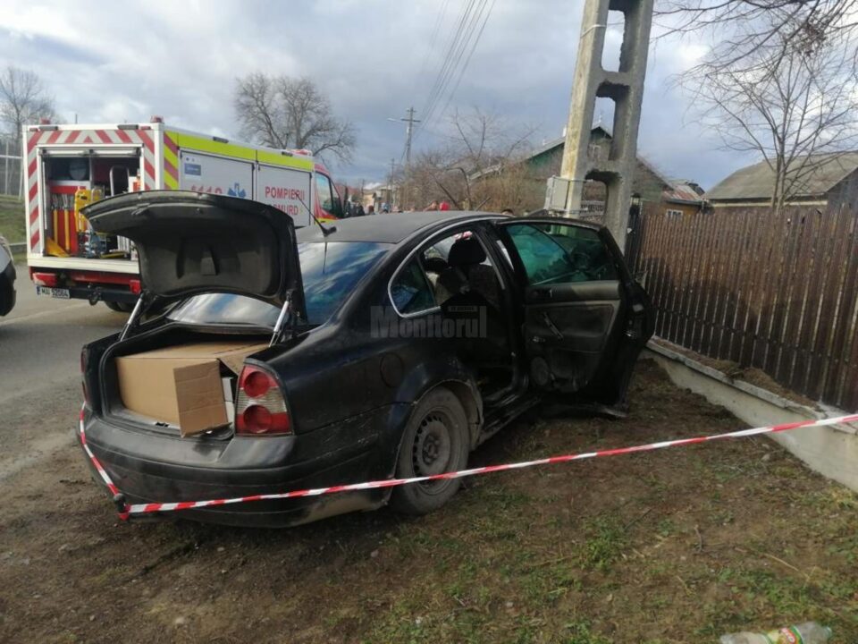 Autoturism intrat într-un stâlp. Cinci oameni au fost preluați de ambulanțe