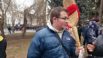 A venit cu mătura la protestul de din 19 februarie