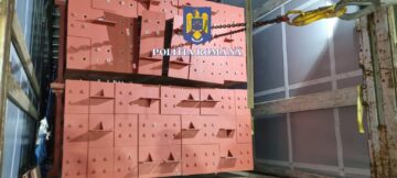 Descindere la o fabrică clandestină de țigarete unde polițiștii au dat și peste un autotren în care erau bine ascunse 2,2 milioane de țigarete