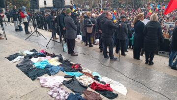 Protestatarii spun că sunt nevoiți să își vândă hainele pentru a supraviețui