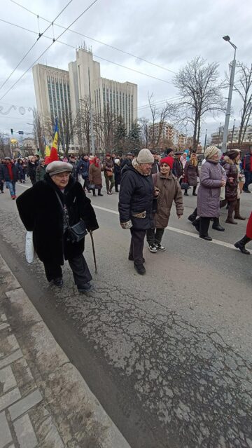Oamenii au venit la protest chiar și în baston