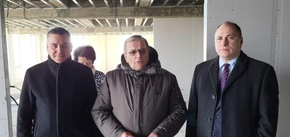 Gheorghe Flutur alături de primarul din Siret, Adrian Popoiu, și prorectorul USV, Mihai Dimian